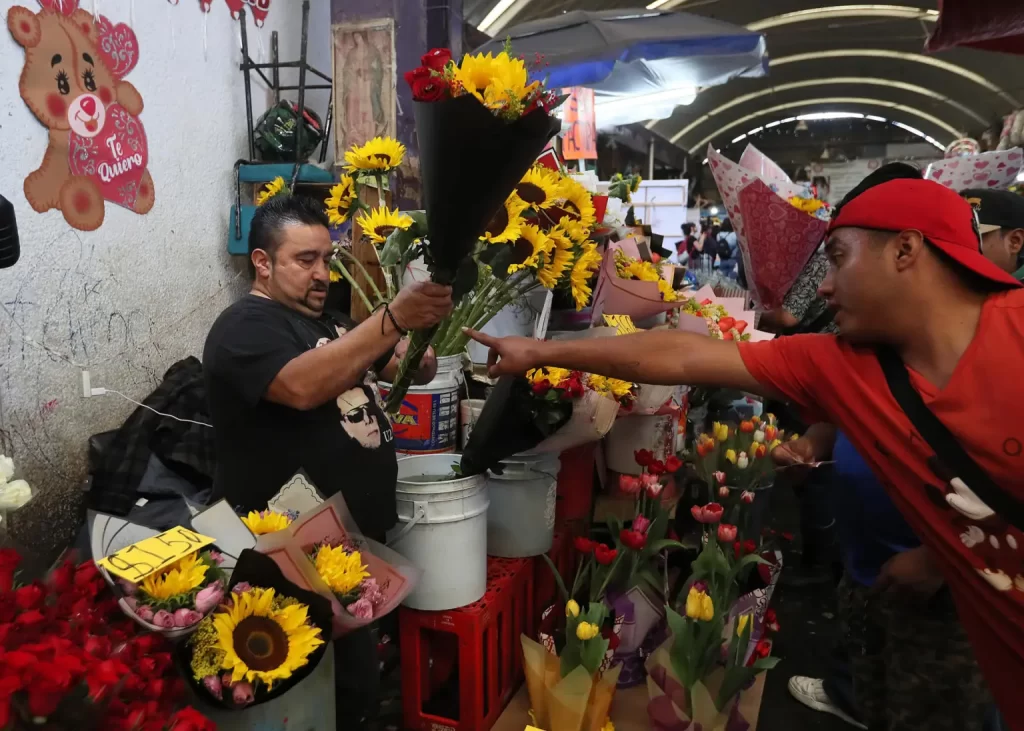 Mexicanos no escatiman en los regalos de San Valentín pese a la inflación