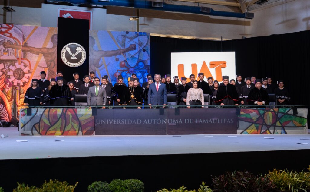 Dámaso Anaya rinde juramento como rector de la UAT ante la asamblea universitaria