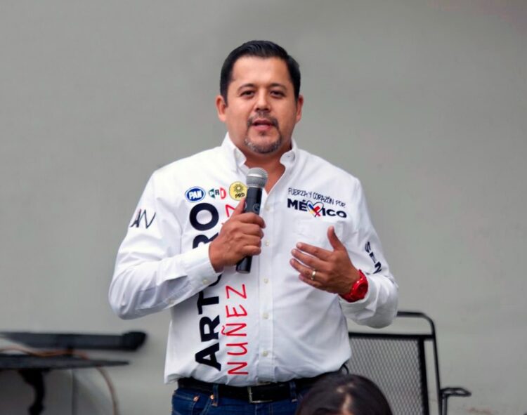 Reconoce Arturo Núñez labor de maestros y les pide su voto para llegar al Senado