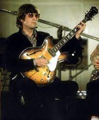 La guitarra perdida de John Lennon resurge para romper récords en subasta