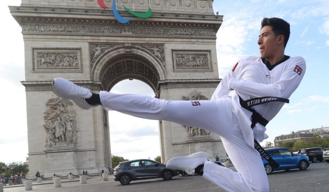 Subcampeón paralímpico Luis Mario Nájera festeja en el Arco del Triunfo