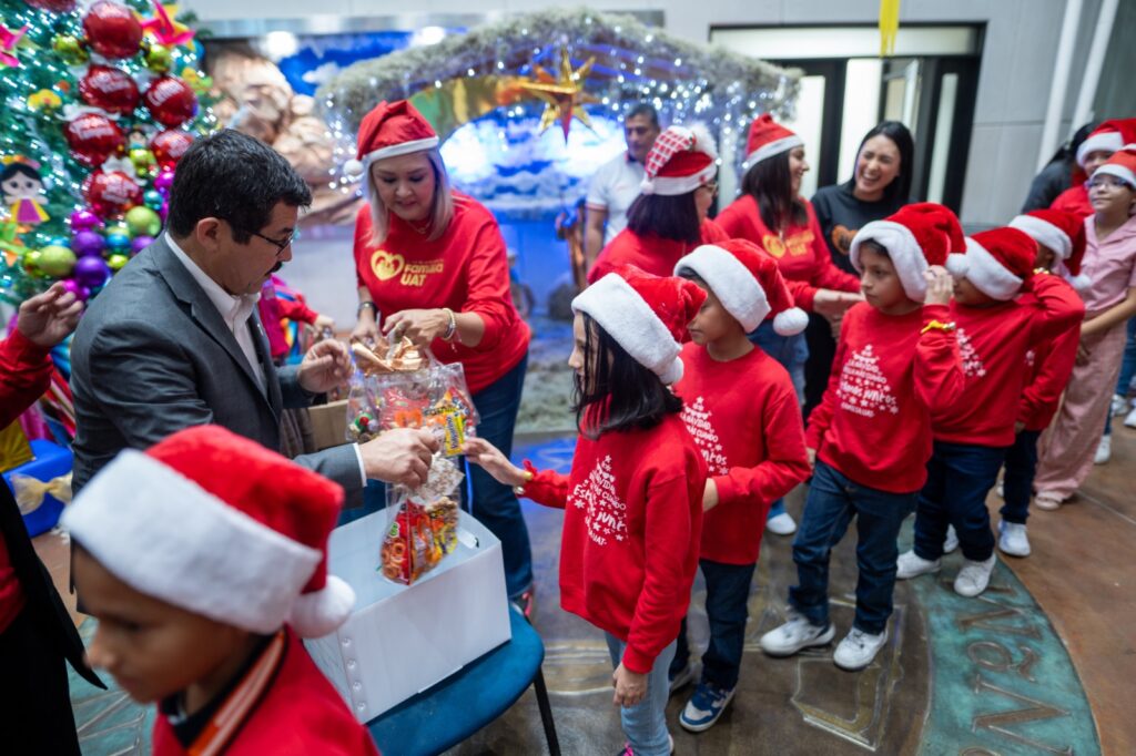 Preside rector encendido del pino navideño Familia UAT