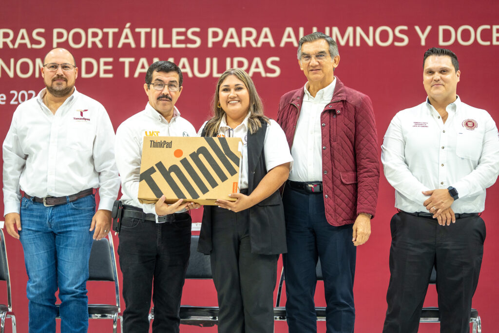 Gobernador y rector hacen entrega histórica de equipos decómputo a estudiantes y docentes de la UAT