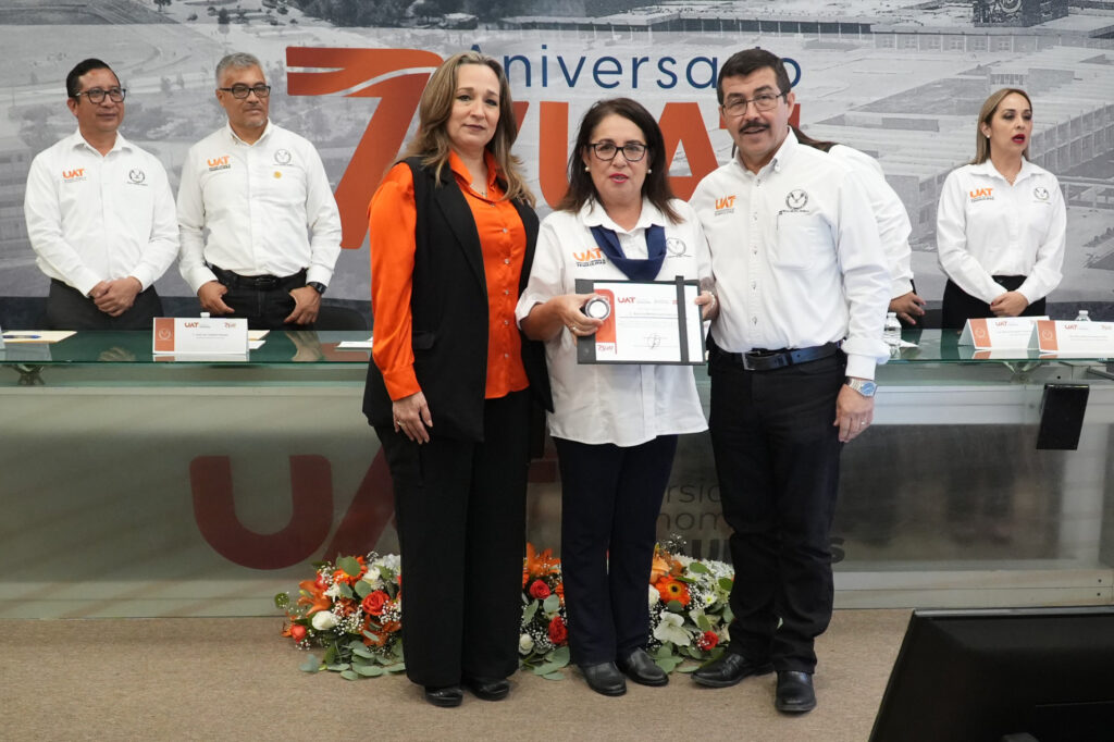 Entrega el rector Dámaso Anaya reconocimientos a jubilados del SUTUAT