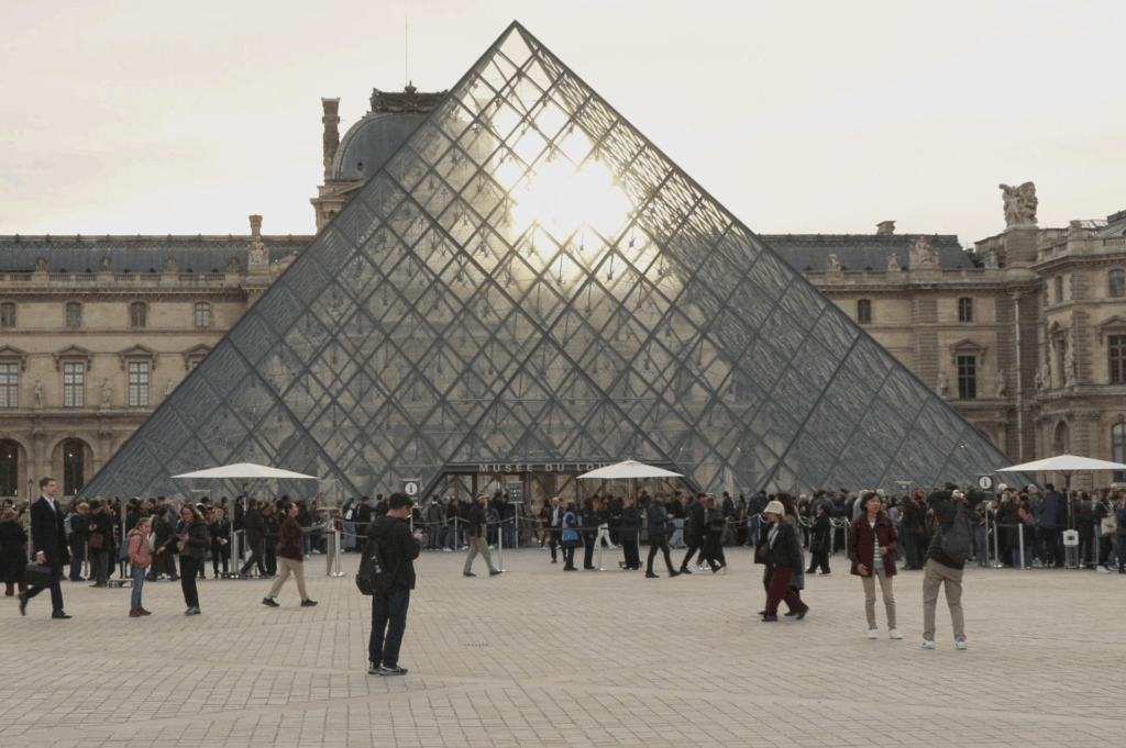 Una mujer inculpada por complicidad en el robo del Louvre, otro de los detenidos liberado