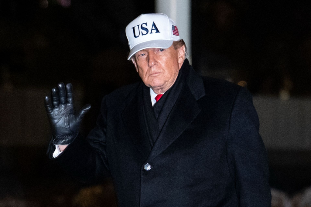 Trump afirma que la flota enviada a Irán está lista para actuar, como en Venezuela