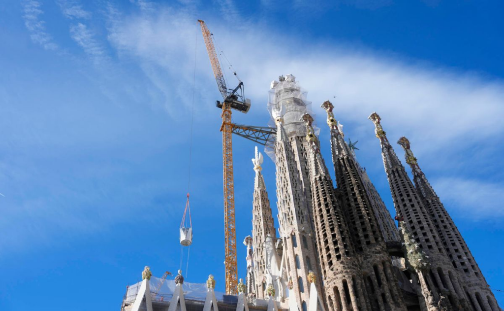 Colocan cruz a la Sagrada Familia de Barcelona; es ya la iglesia más alta del mundo