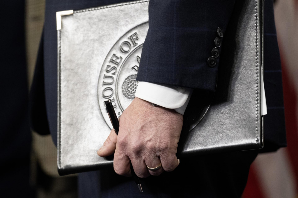 EE.UU. retira miles de documentos de Epstein tras divulgar información de víctimas