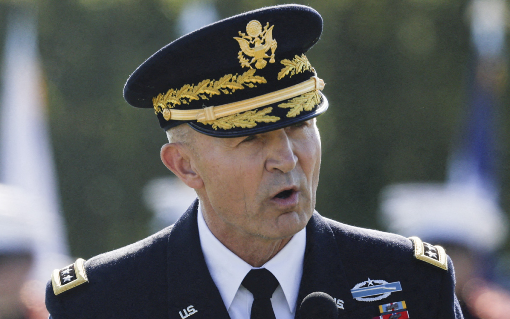 Exjefe del Estado Mayor del Ejército de EE.UU. pide ‘líderes valientes y con carácter’ tras ser destituido por Hegseth